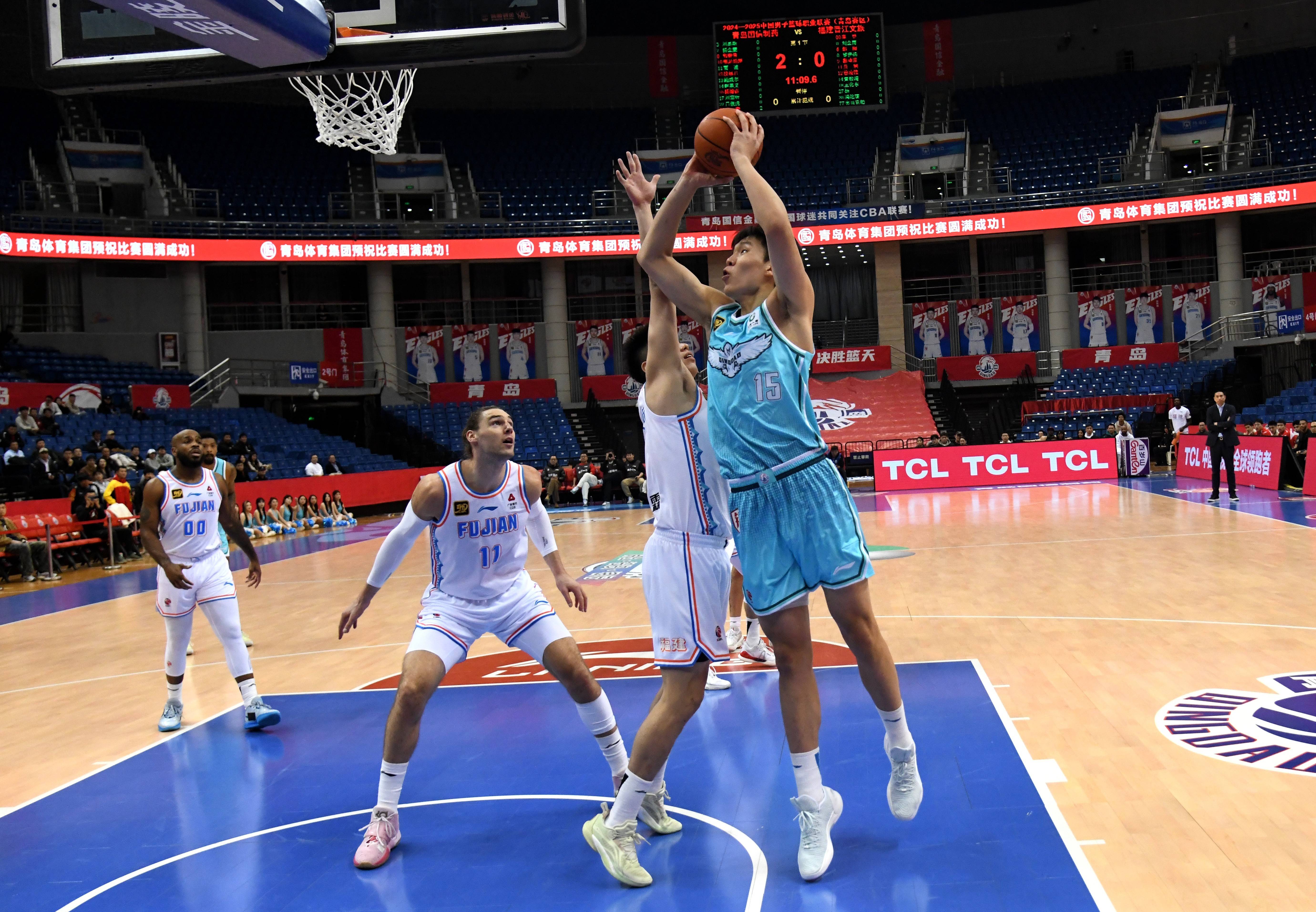 比赛中一场惊险救球！守门员发挥出色