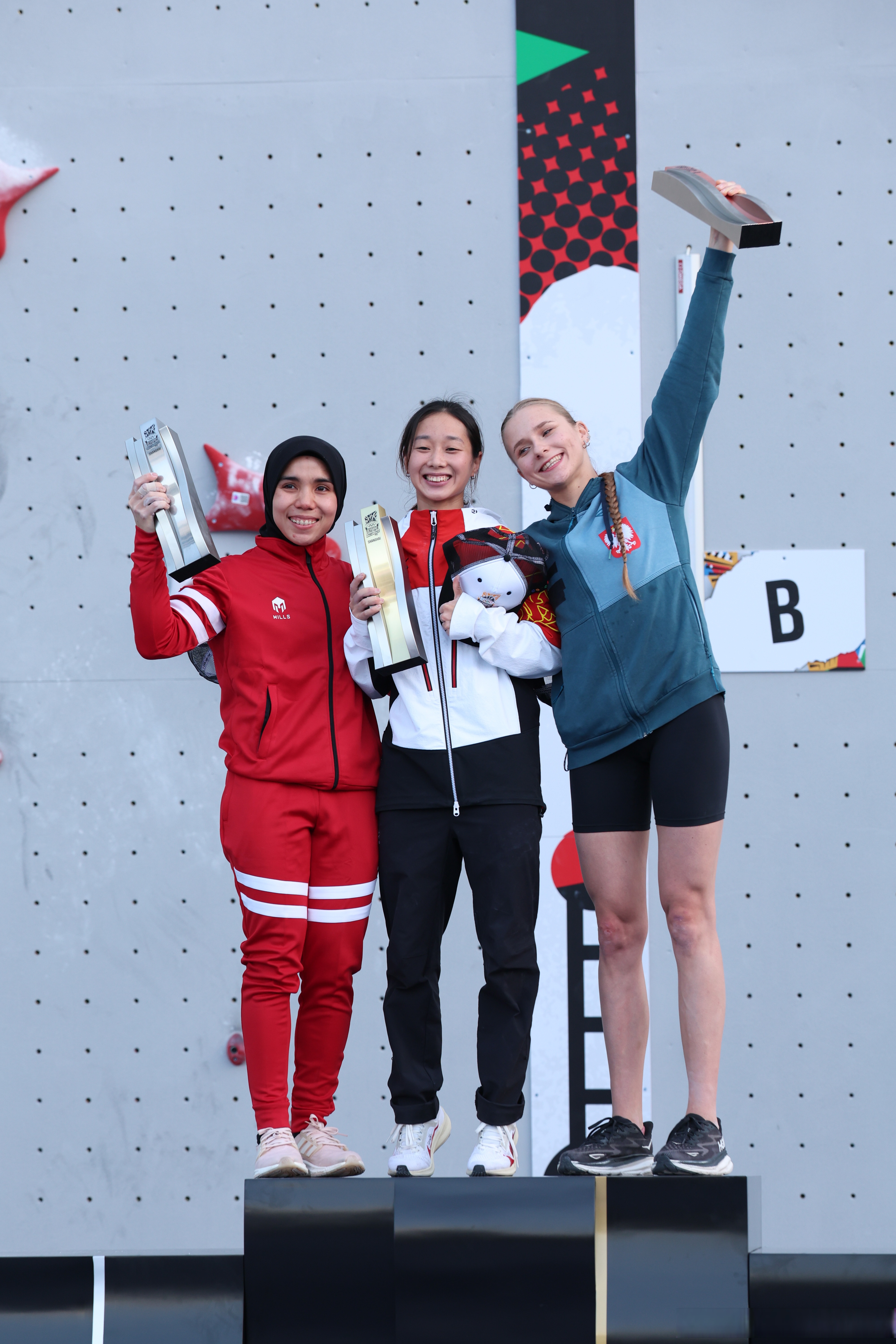 体育竞技场上，女运动员勇攀高峰