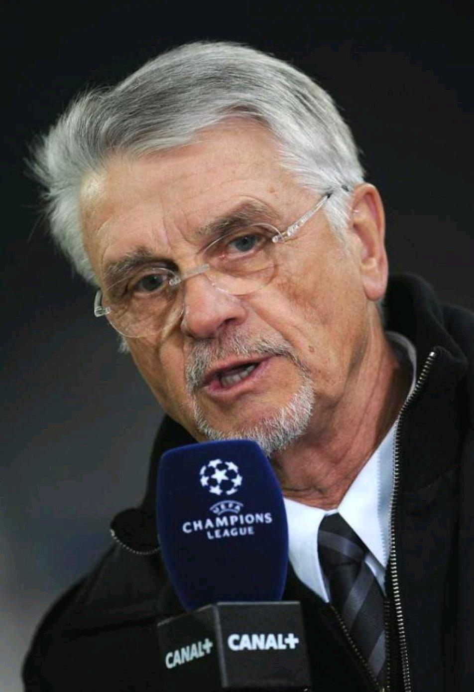 关于著名足球教练因性丑闻被解雇的信息