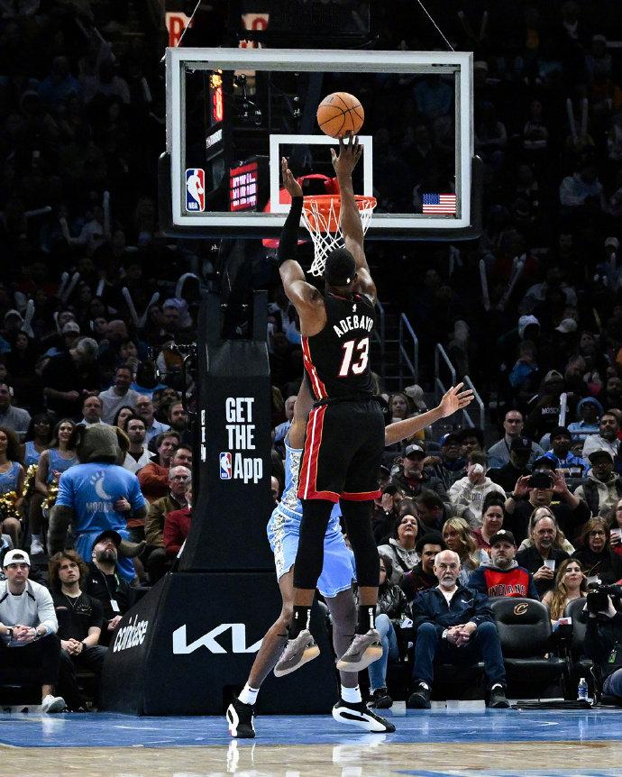 骑士以-领先小牛，登顶西部榜首的简单介绍