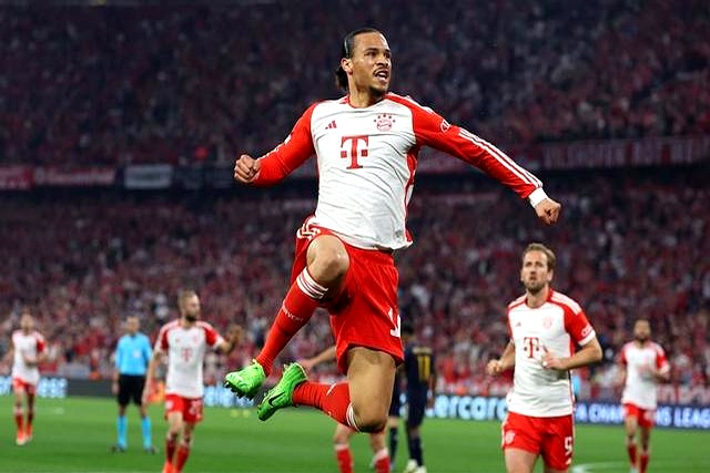 曼联前锋荣膺英超最佳射手奖，队友共庆