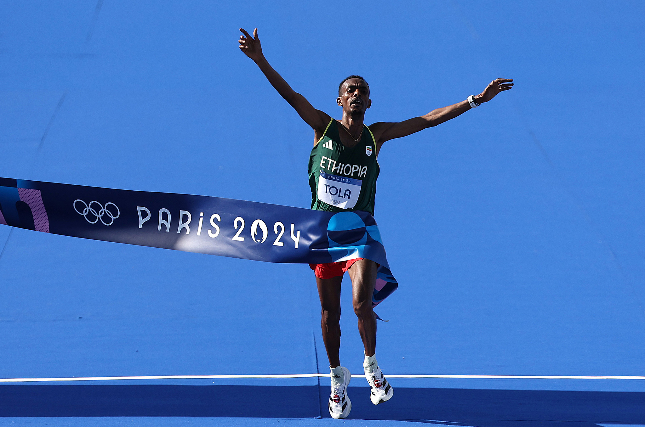 竞技场上，勇敢的女运动员们无畏奋战