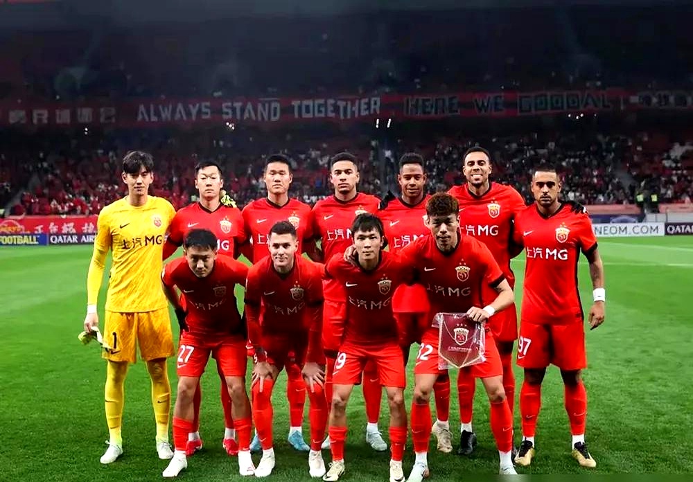 球员们集体发力，奋力拼搏比赛胜利