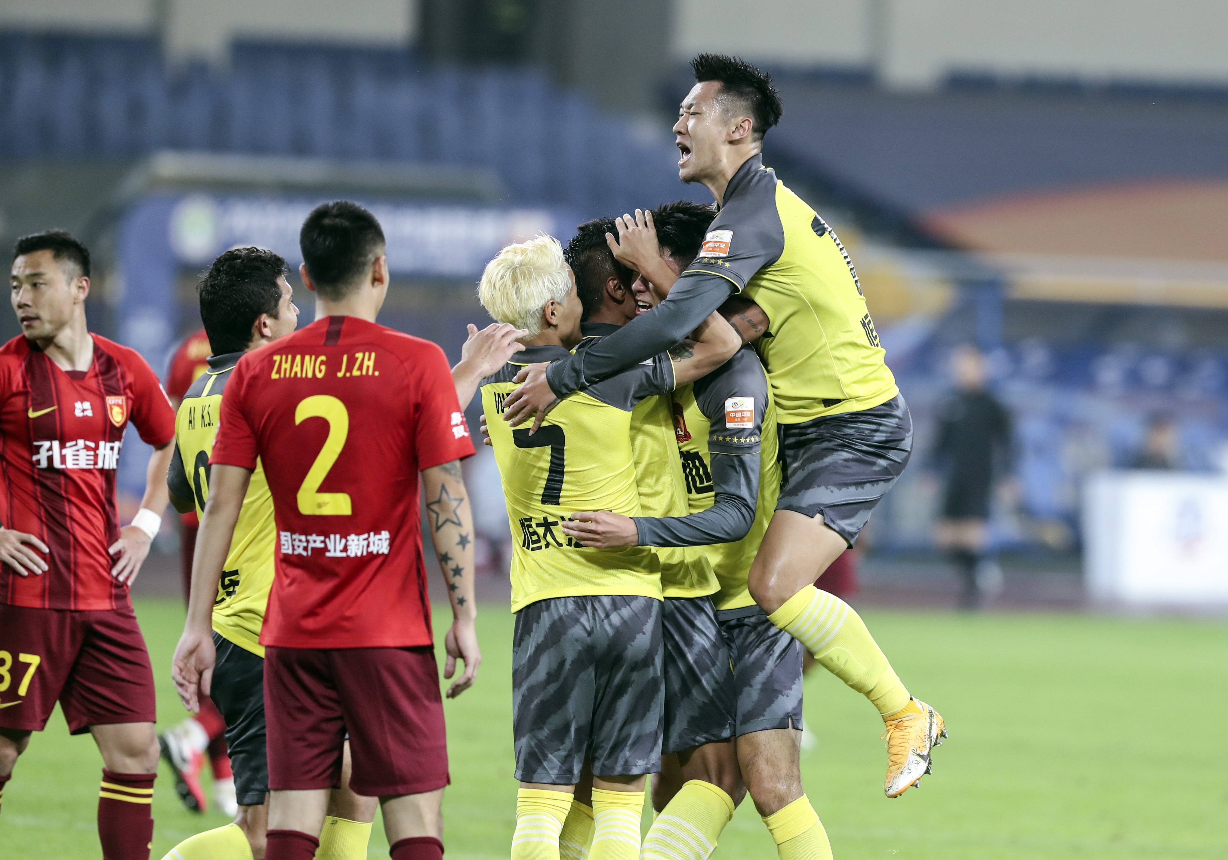 广州恒大客场逼平河北华夏幸福，中超积分榜领先14分的简单介绍