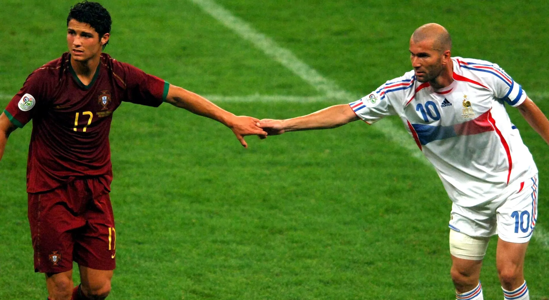 足球赛场上的精彩瞬间让人心潮澎湃