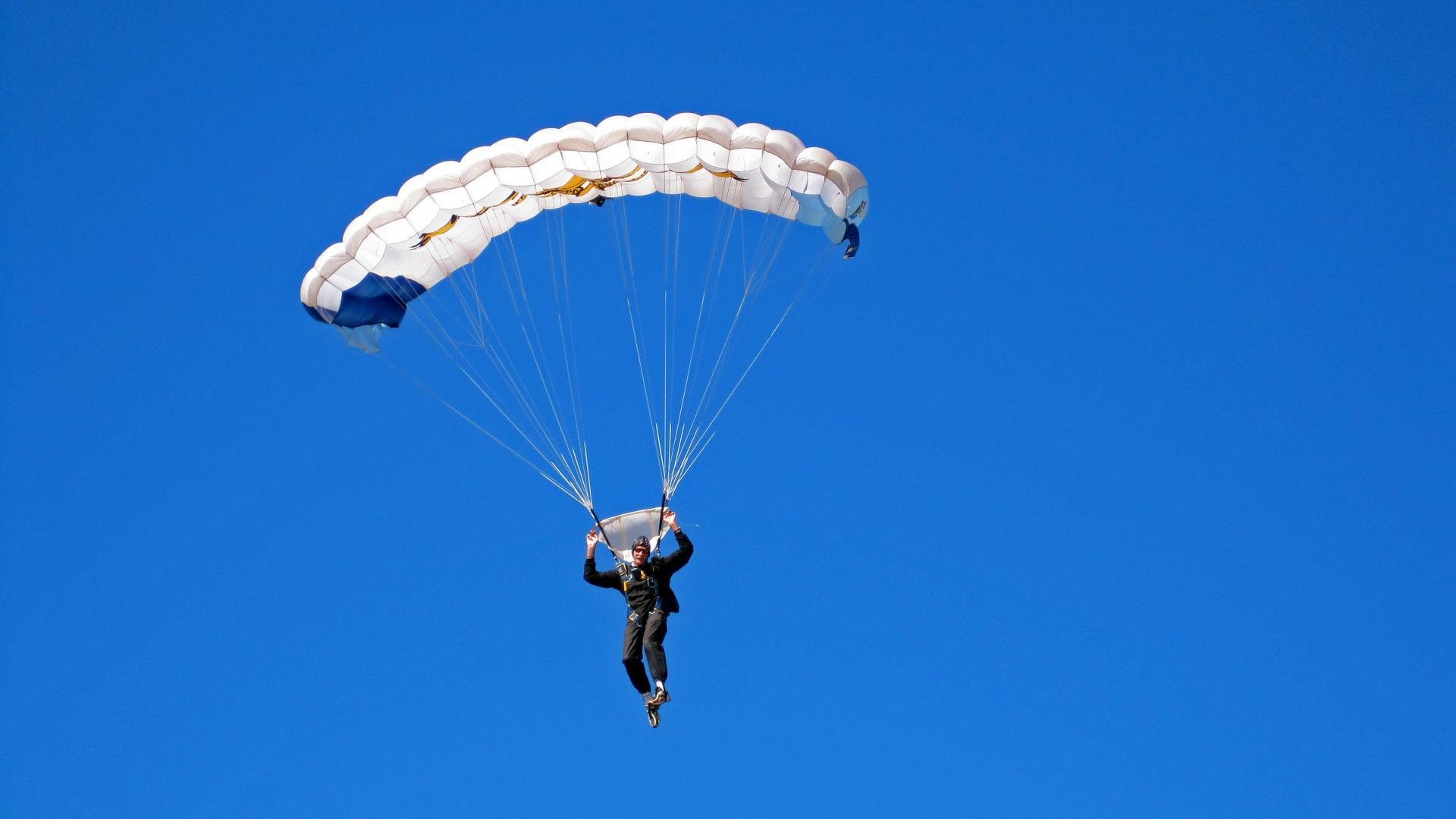 沉默者的怒吼,足球场上的历史回响与身份革命