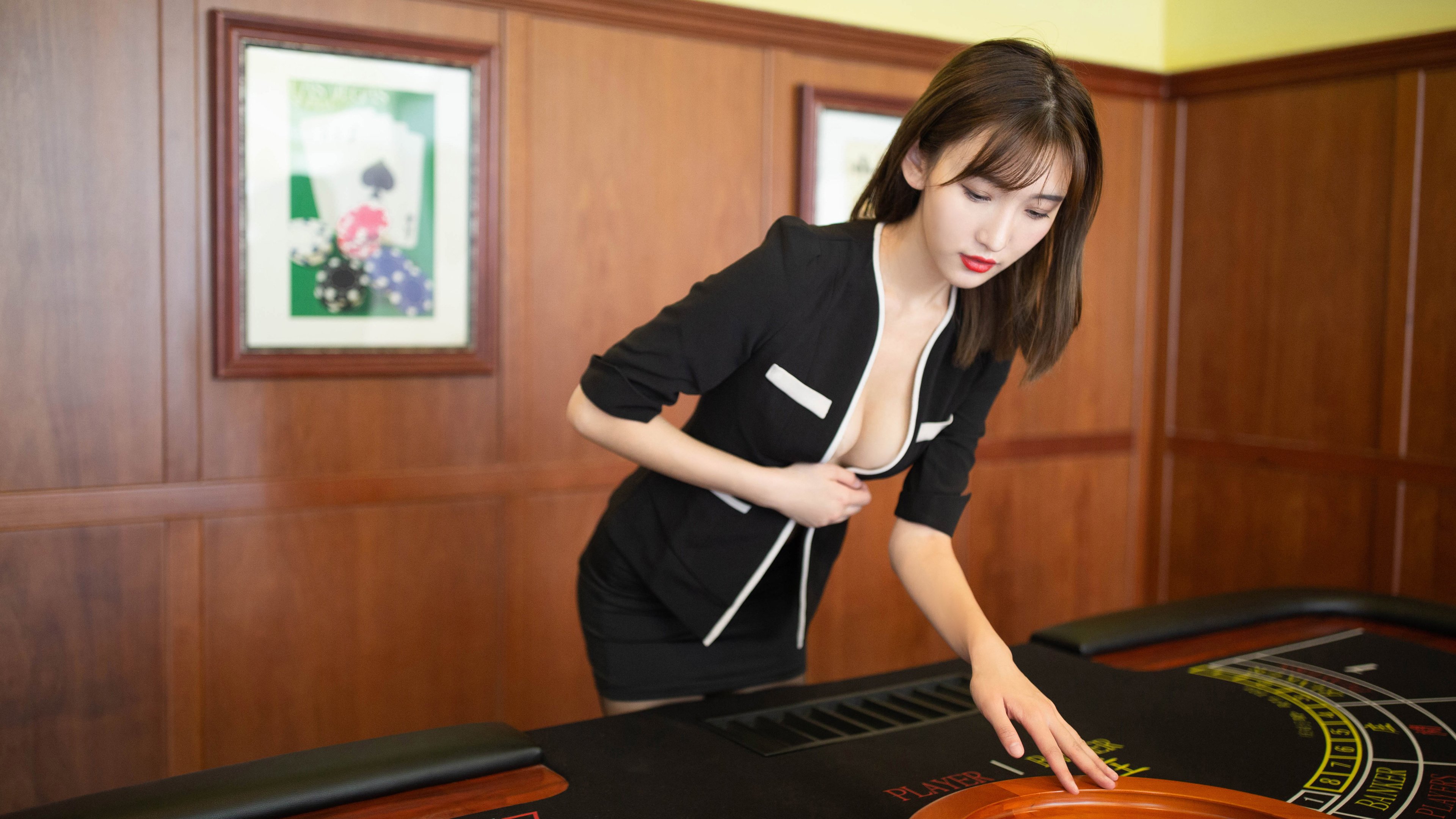 非洲雄鹰振翅，魔兽纪录加冕，足球世界的双重喜悦